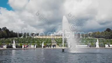 波茨坦皇宫附近许多<strong>未被</strong>认出的游客。 前景中的喷泉。 泼水。 慢动作