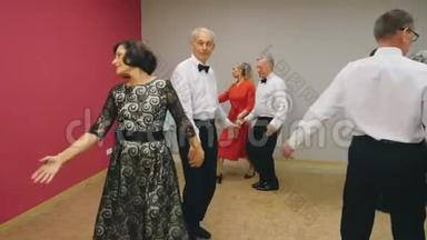 在<strong>舞蹈</strong>俱乐部跳华尔兹的快乐的老年夫妇。在<strong>舞蹈晚会</strong>上表演华尔兹的成熟男女