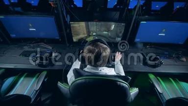 坐在电脑前的男选手。 专业游戏玩家玩电脑游戏。