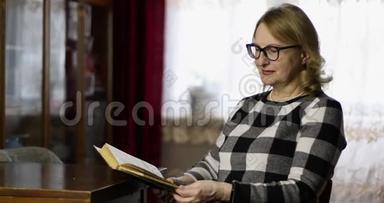 一位戴眼镜的老太太正在看书。