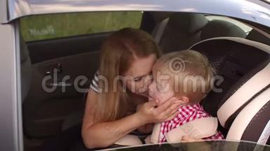 妈妈带着儿子在车上，男孩正系着<strong>安全带</strong>在汽车座椅上..