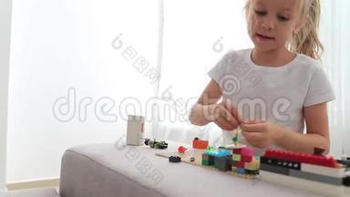迷人的学龄前儿童玩小<strong>建造师</strong>。 小女孩在玩连接玩具立方体。