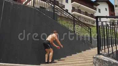 年轻运动员在楼梯上跳楼，跑步前热身