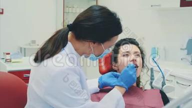那个女孩在<strong>牙医</strong>接待处。 一位看<strong>牙医</strong>的快乐客户微笑着。 。 牙齿漂白。 牙科诊所
