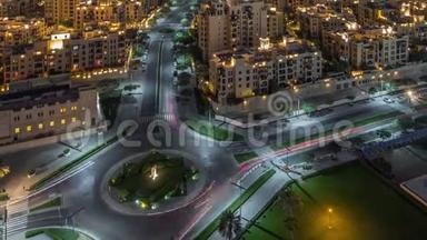 从夜间过去的<strong>高空</strong>俯瞰迪拜市中心环形交叉路口的道路。 阿拉伯联合酋长国迪拜。