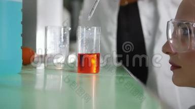 化学实验室。 年轻女子做实验，尝试不同的化学反应，混合液体