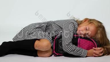 一个女生抱着书包<strong>睡</strong>觉.. 摄影棚