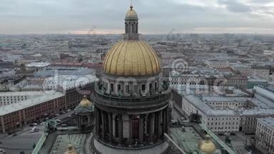 圣艾萨克`圣艾萨克大教堂位于圣彼得堡的圣艾萨克`广场，秋雨天