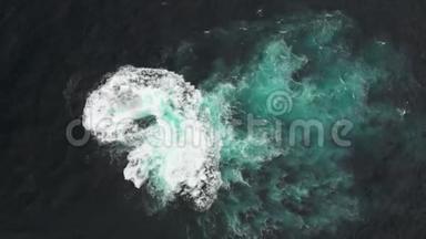 空中射击。 海洋水域的火山石礁.. 波击打他，形成白色泡沫.. Garachico，Tenerife