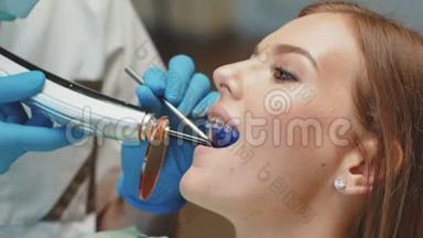 可爱的女孩在牙科检查室接受体检