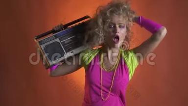 80年代的复古金发女人，身上戴着婴儿<strong>潮</strong>箱，她应该跟着音乐跳舞，<strong>玩</strong>弄头发