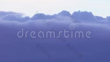 飞越浅蓝色，蓬松的云。 从飞机上看。 超高清