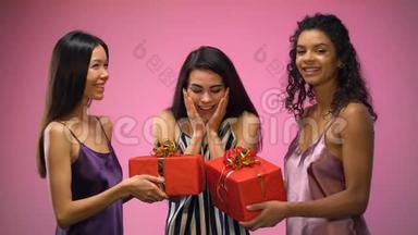 女人送礼物给惊讶的朋友，全女生日派对，情感