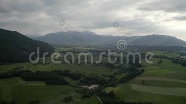 伊萨塔尔·卡温德尔山。 空中无人机射击。 德国巴伐利亚州伊萨尔河Bad Toelz Greiling