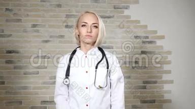 金发女医生的肖像，戴着白色的医用衣服，显示出不赞成的迹象。 强国