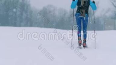 女滑雪者在<strong>跑道上</strong>，后视。