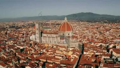 佛罗伦萨城市的空中镜头，涉及大教堂或意大利圣玛丽亚·德尔菲奥雷教堂