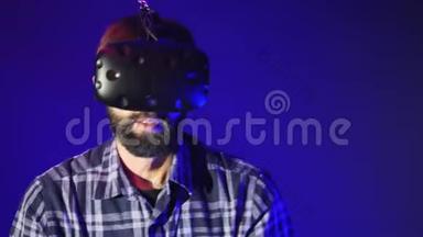 胡子男在vr俱乐部使用虚拟现实视频游戏的VR-耳机显示.. 他转过头看着周围，