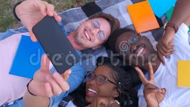 快乐的多种族朋友群用手机自拍-年轻人<strong>沉迷</strong>于智能手机