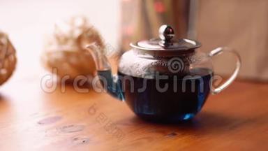 咖啡屋里桌子上的鲜花紫蝶豌豆茶。 一种花的，异国情调的，蓝色的泰国茶，有助于推广假发