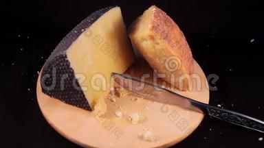 山<strong>核桃</strong>奶酪落在一块撒丁山<strong>核桃</strong>奶酪上的木切割板上