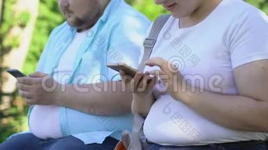 两个年轻人在公园里使用智能手机，在现场交流方面存在问题