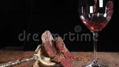 新鲜的熟牛排放在木棕色的木板上。 红酒缓慢地涌入. 老式叉子上的肉。 高清高清