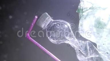 塑料瓶吸管和漂浮在<strong>海洋</strong>中的<strong>垃圾</strong>的特写镜头。 全球<strong>海洋</strong>污染问题