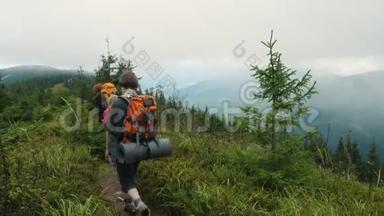 在山上徒步旅行的家庭成人和儿童背包客