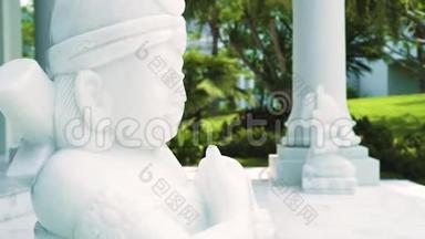 热带避暑花园豪宅圆柱背景装饰石雕。豪宅