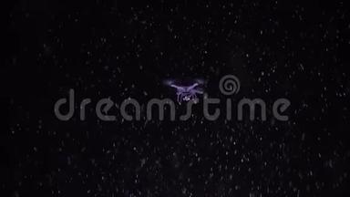 无人机在夜空中飞行，背景是降雪和闪光灯