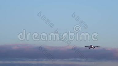 飞机着陆了。 在背景下，还有两架飞机，蓝天紫橙色云