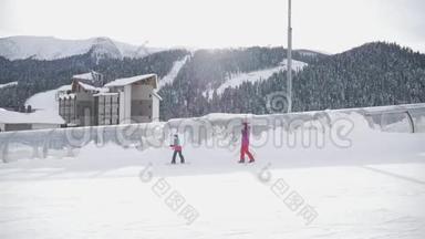 母亲帮助女儿在滑雪坡上正确地骑在滑雪板上。 <strong>寒假</strong>概念。
