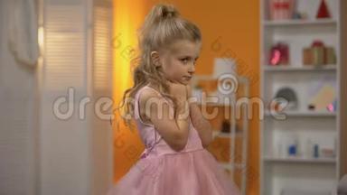 小<strong>公主</strong>穿着可爱的粉红色连衣裙，童年的<strong>梦</strong>想，快乐的学龄前女孩