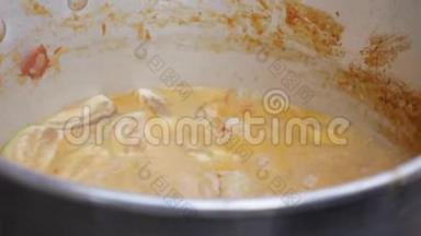 汤锅，加鸡虾和辣泰国汤。 一步一步煮汤山药汤。 泰国菜。 特写镜头。 4k