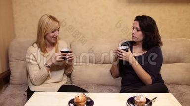 漂亮的女人在咖啡馆里喝咖啡，聊天。 <strong>高清高清</strong>