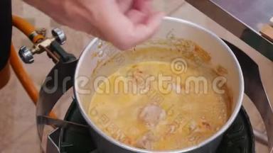 厨师在煮沸的泰国辣汤中加入酱油。一步一步煮汤姆山药汤。泰国菜。特写镜头。4公里