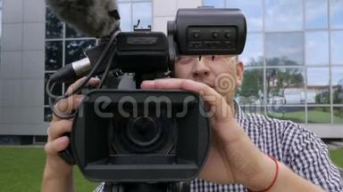 电视操作员用专业的<strong>摄像机</strong>移除视频，<strong>摄像机</strong>站在三脚架上。 全景拍摄