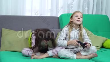 小游戏玩家在沙发上玩游戏垫