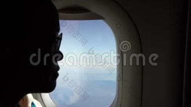 4K亚洲年轻漂亮女孩在飞机飞行时从窗户向外看