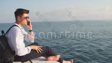 暑假期间，帅哥模特在豪华游艇前摆姿势