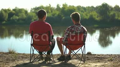 儿时的朋友们坐在河岸边，喝着啤酒，讨论着钓鱼