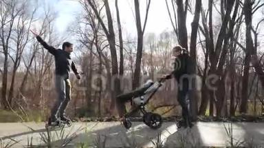 家庭幸福。 年轻的父母和一个孩子在城市公园的婴儿车里轮滑。 <strong>秋</strong>天晴天，空气<strong>清新</strong>。 爸爸