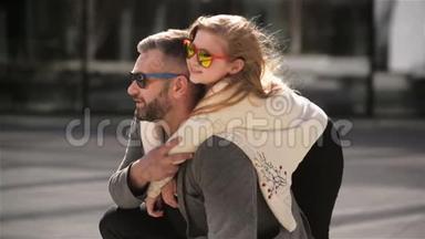 父亲和她可爱的<strong>女儿</strong>在户外玩得很开心。 <strong>父亲节</strong>的心情。