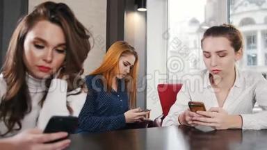 三个年轻漂亮的女人在胡克的地方默默地坐在电话前