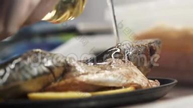 新鲜的鲭鱼，撒上香料，加入柠檬，在黑色盘子里倒入葵花籽油。 模糊的