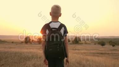 带背包的男孩在田里。 徒步旅行。 旅游和旅游