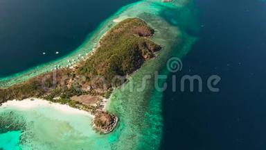 迪泰亚岛上的白色沙滩。 岛上的船和游客。