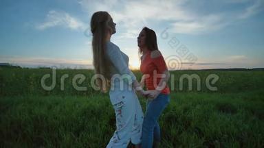 朋友们玩得开心，晚上在田野里牵着手落在草地上。