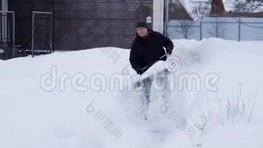 冬季和清洁概念-成熟的人从车道上铲雪